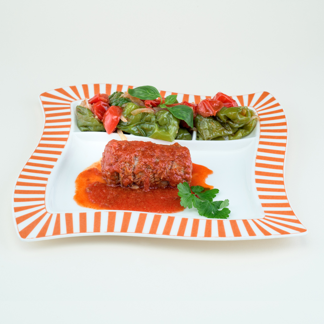 Braciola domenicale con friggitelli, pomodorini e cipolla